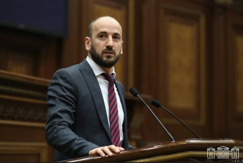 Պատվիրում ես պսակ, մարդն առաքում է, քարտիցդ քաշում է գումարը․ Գաբրիելյանը՝ անկանխիկ վճարումների մասին