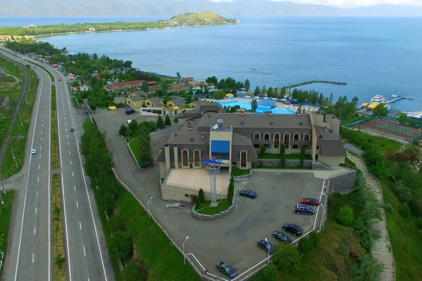 Հարսնաքարը և Սևանա լճի ափամերձ տարածքներում ապօրինի կառույցներ են քանդվել