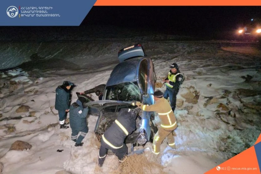 Երևան-Գյումրի ավտոճանապարհին մեքենան դուրս է եկել ճանապարհի երթևեկելի հատվածից, գլորվել է ձորակը և արգելափակվել ձնակույտում