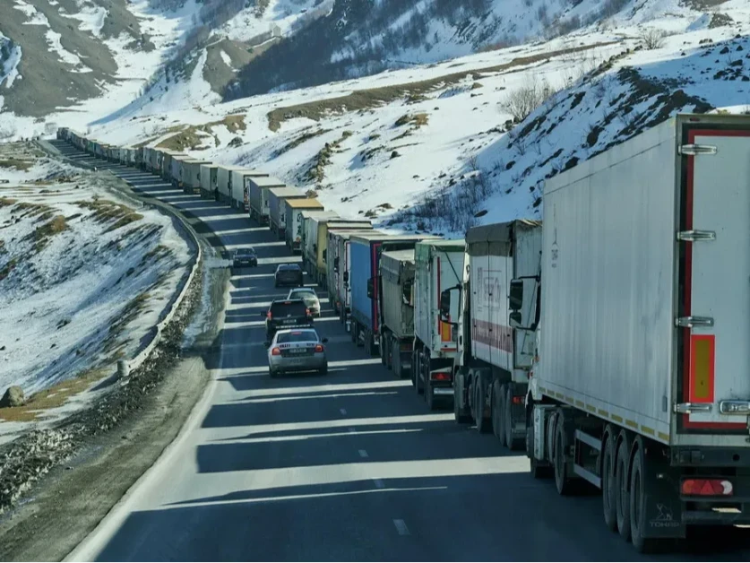 Լարսը փակ է բոլոր տրանսպորտային միջոցների համար