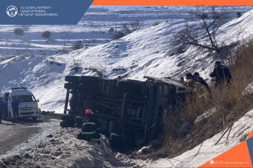 Բեռնատարը կողաշրջվել է․ վարորդն արգելափակվել էր խցիկում