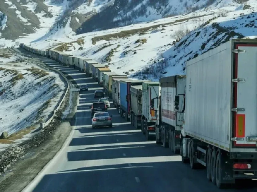 Լարսը փակ է բոլոր տեսակի տրանսպորտային միջոցների համար