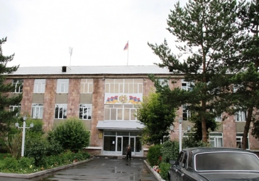 Ապարանի համայնքապետարանի պաշտոնատար անձինք մեղադրվում են նախնական համաձայնությամբ տարբեր չափերի կաշառք ստանալու մեջ