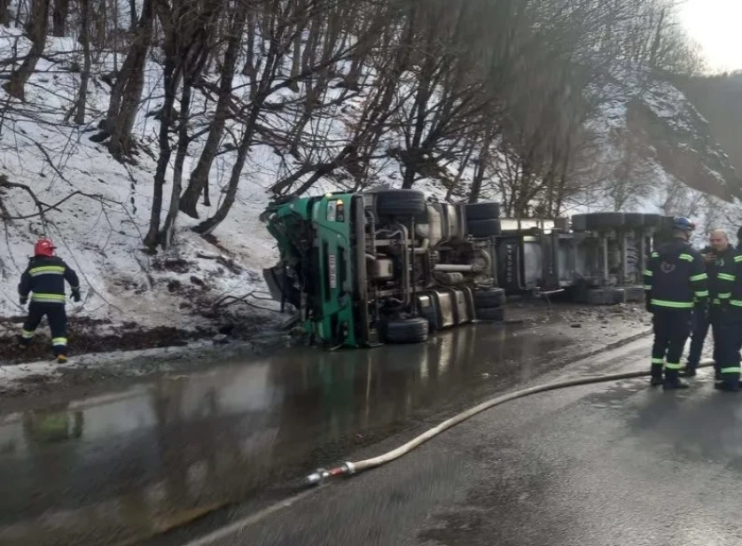 Վերին Լարս տանող ճանապարհին գազատար բեռնատար է կողաշրջվել և այրվել