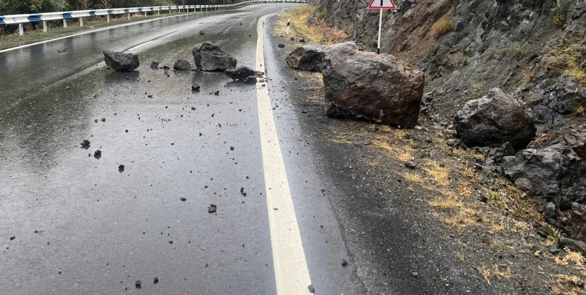 Փրկարարները քարերը հեռացրել են Երևան-Մեղրի ճանապարհից․ երթևեկությունը երկկողմանի վերականգնվել է