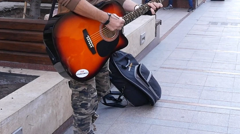 Փողոցային երաժիշտի պայուսակից գումար են հափշտակել․ հանգամանքները պարզվում են