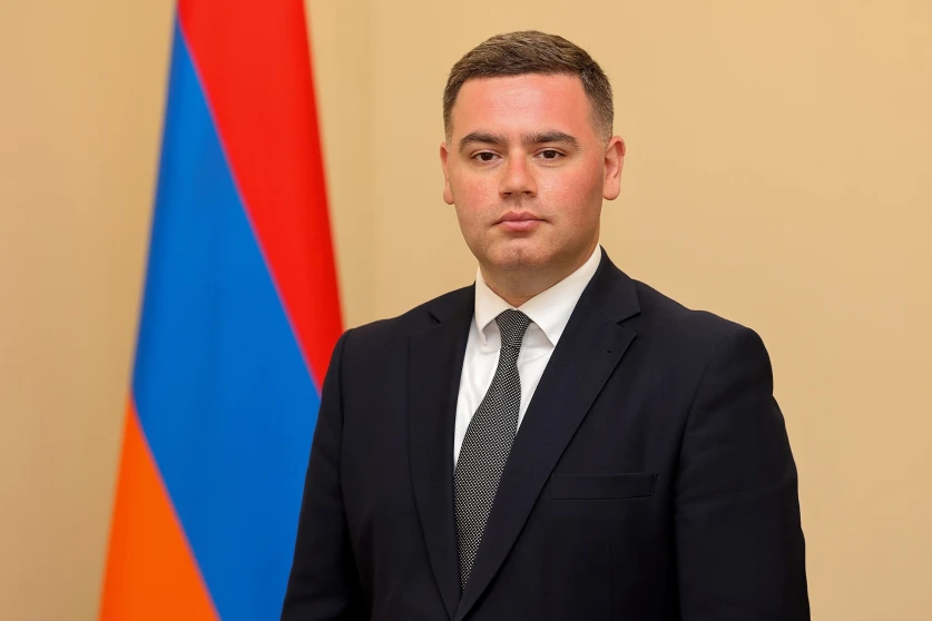 18+ ՏԵՍԱՆՅՈՒԹ. Ոստիկանը ծեծի է ենթարկում ձերբակալածին. ՆԳՆ խոսնակն արձագանքել է