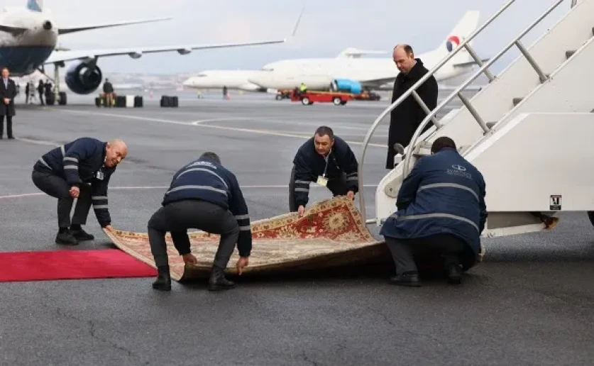 The Guardian-ն անդրադարձել է «Զվարթնոց»  օդանավակայանում Ջեյ Դի Վենսի համար փռված գորգին