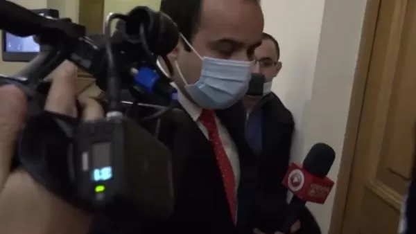 ՏԵՍԱՆՅՈՒԹ. Հայկ Սարգսյանը խլեց լրագրողի խոսափողը. միջադեպ ԱԺ-ում 