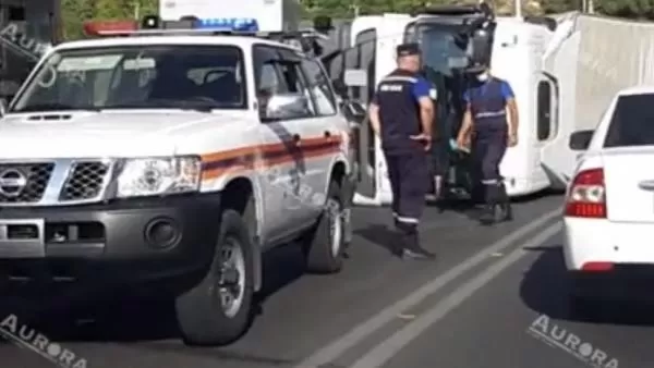 ՏԵՍԱՆՅՈՒԹ. Քիչ առաջ Երևանում խոշոր բեռնատար է կողաշրջվել 