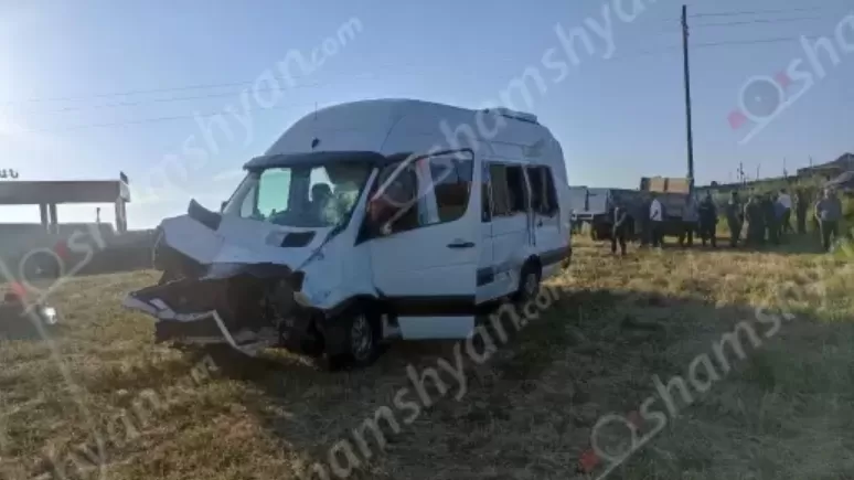 Բախվել են արշավորդներ տեղափոխող Mercedes Sprinter-ն ու ГАЗ 53-ը, կա 20 վիրավոր