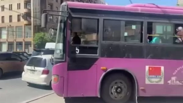 ՏԵՍԱՆՅՈՒԹ․ Ինչպես է երթուղայինը երթևեկում մայթով, երբ այնտեղ մեծաթիվ մարդիկ կան 