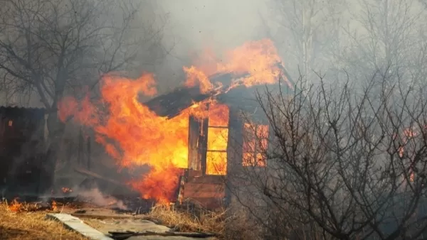 Հայթաղ գյուղում այրվում են տների  տանիքներ 