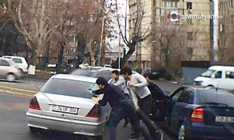 ՏԵՍԱՆՅՈՒԹ. Ինչպես են Երևանում մի խումբ մարդիկ վնասում Mercedes-ը և կրակոցներ արձակում