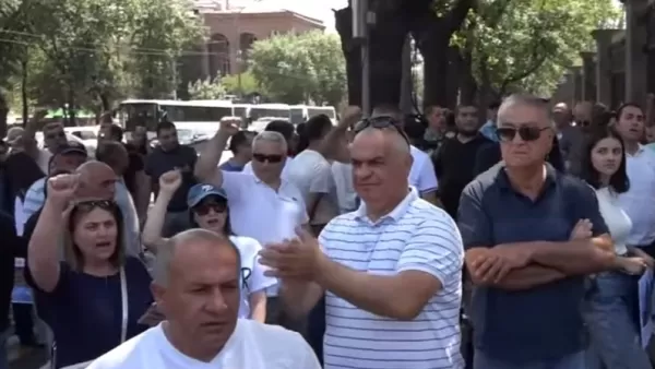 ՏԵՍԱՆՅՈՒԹ. Ընդդիմադիրները ԱԺ մուտքի մոտ են. ինչ իրավիճակ է այս պահին