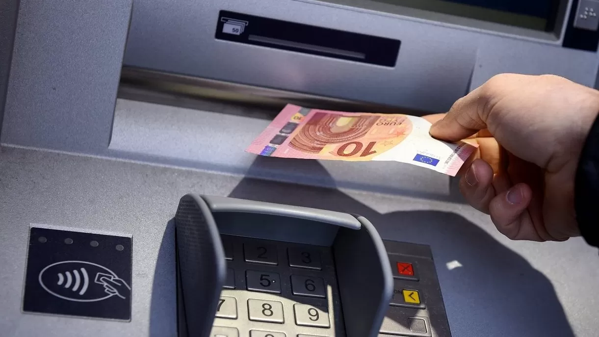 ՏԵՍԱՆՅՈՒԹ. Իռլանդիայի բանկոմատները տեխնիկական սխալի պատճառով 1000 եվրո են տալիս յուրաքանչյուրին