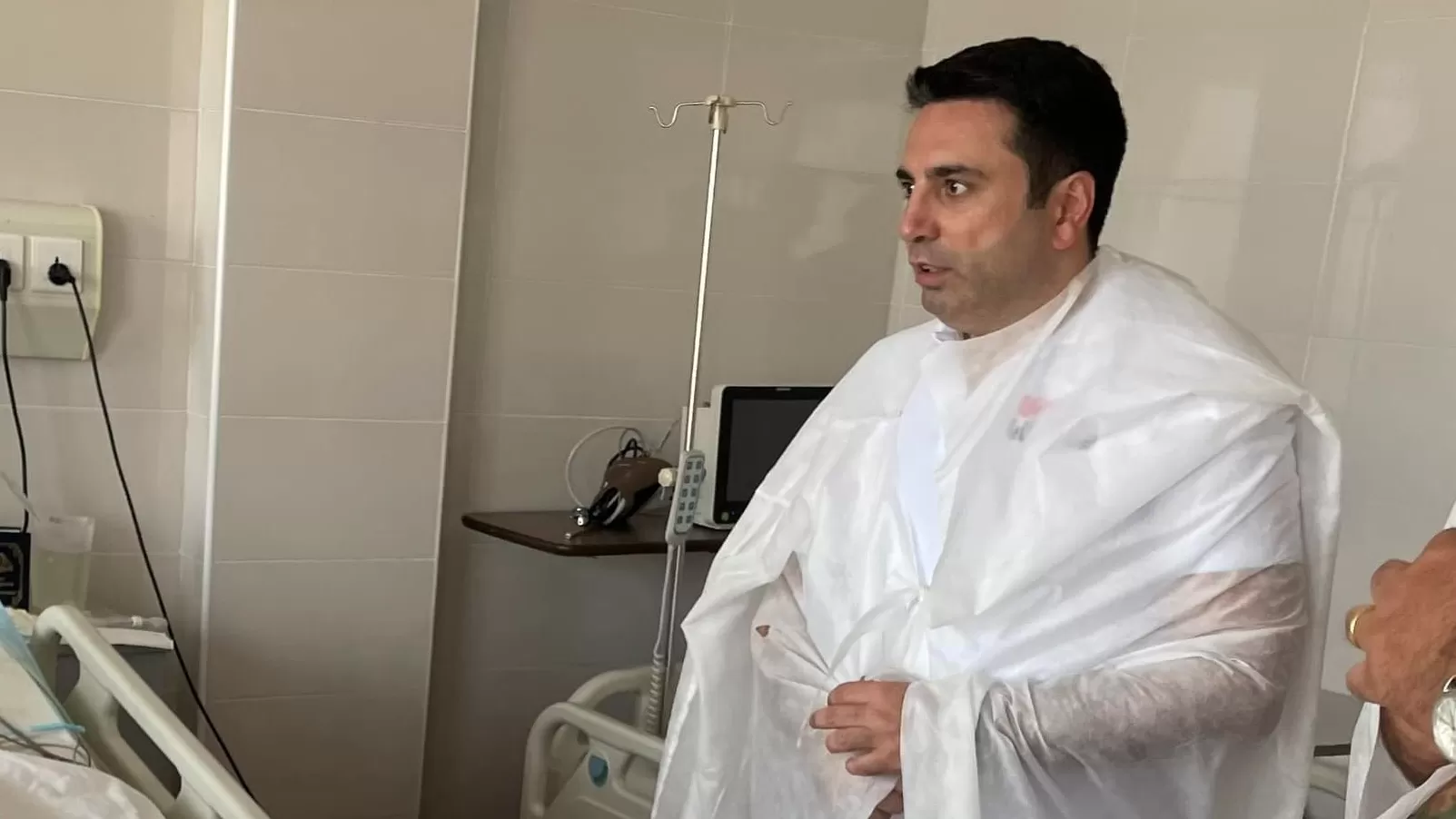 Ալեն Սիմոնյանն այցելել է ադրբեջանական սադրանքի հետևանքով ծանր վիրավորում ստացած զինծառայողներին