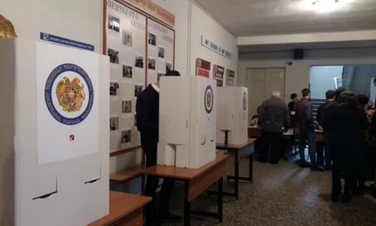 Գյումրիի Թիվ 32/30 ընտրատեղամասի քվեախցիկի ետնամասում դուռ կա