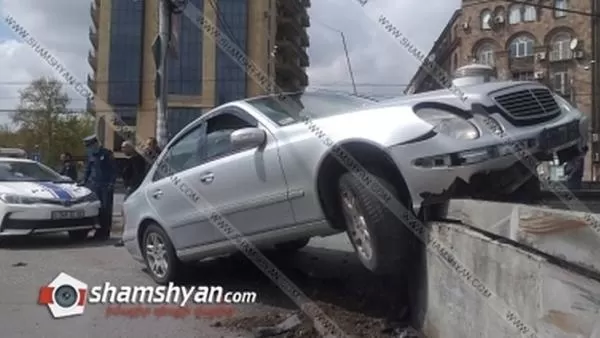 Ավտովթար Երևանում. Mercedes-ը Խանջյան-Վարդանանց փողոցների խաչմերուկում դուրս է եկել երթևեկելի գոտուց և հայտնվել բազալտե եզրաքարի վրա. Shamshyan.com