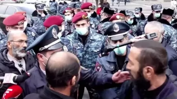 «Գնա ֆորմեդ հանի, արի կանգնի մեր կողքը». կորած և զոհված զինծառայողների հարազատները` ոստիկանին