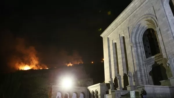 Հրավառությունից հետո այրվում է Մատենադարանի հարակից տարածքը (լուսանկարներ)