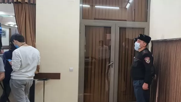 Ոստիկանները հսկում են Երևանի ավագանու նիստերի դահլիճի դուռը