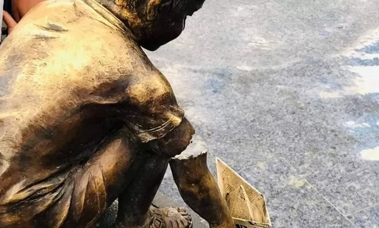 Կոտրել են Երևանի նորաբաց այգու արձանը