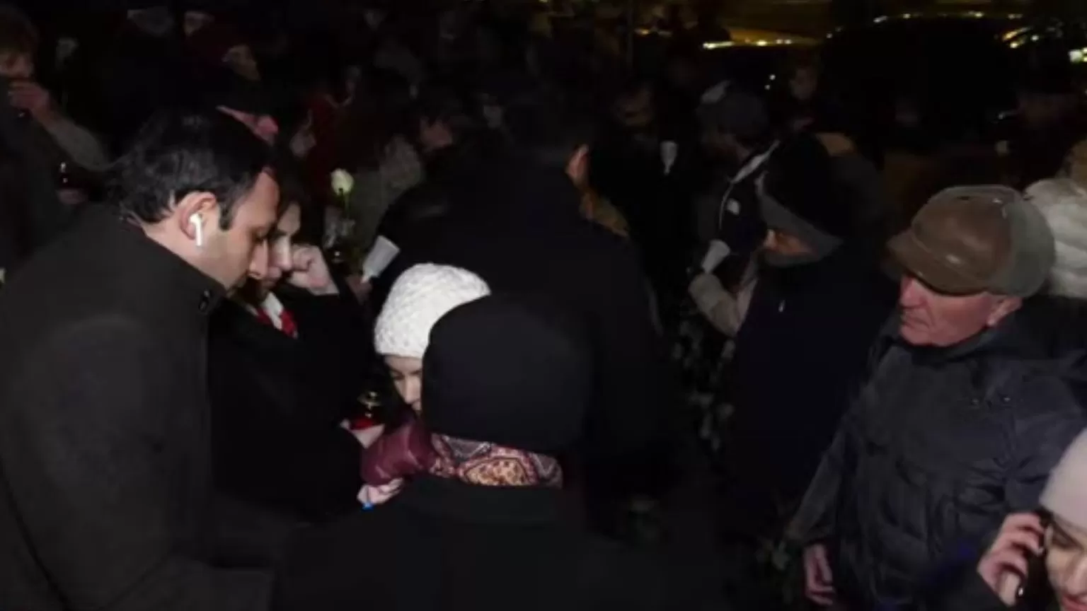 ՈՒՂԻՂ. Շրջափակման հետևանքով Երևանում մնացած արցախցիները երթով շարժվում են «Եռաբլուր»