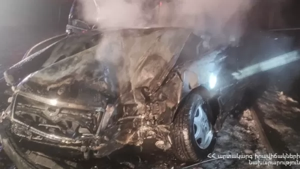Գյումրիում մեքենա է այրվել. Mercedes-ը բախվել է պատին ու վառվել