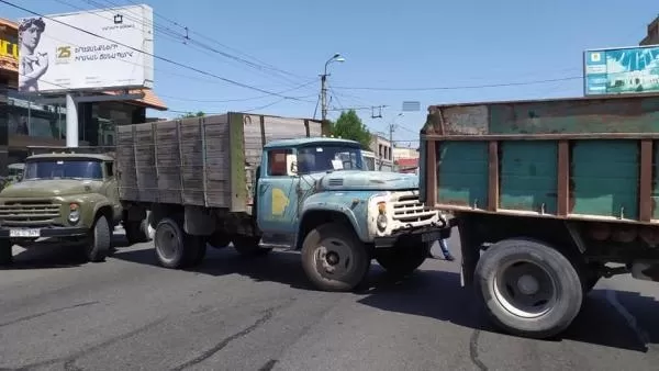 «Մուլտի Գրուպ»-ի մեքենաները տոտալ փակել են Աճառյան փողոցը. 