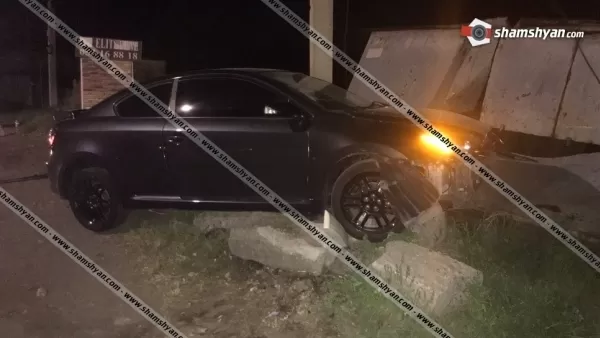25-ամյա վարորդը Toyota-ով վրաերթի է ենթարկել 2 հետիոտնի, այնուհետև կոտրել բետոնե էլեկտրասյունն .Shamshyan .com