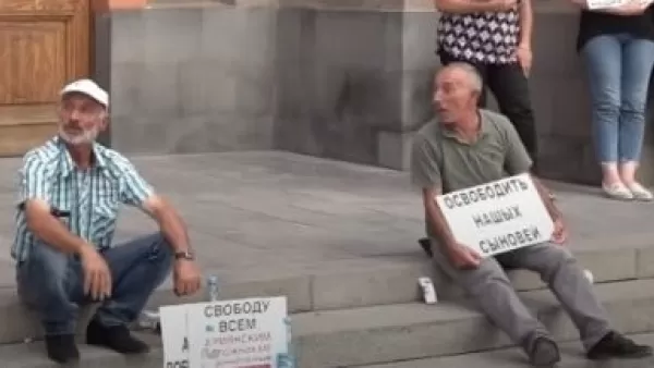 Շիրակցի գերիների ծնողներն ու հարազատները գիշերն անցկացրել են կառավարության առջև