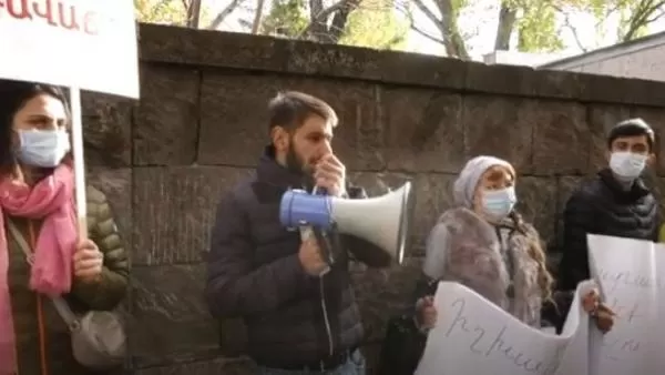 ՈՒՂԻՂ. Ժողովուրդը ձեզ անիծում է. բողոքի ակցիա ԱԺ-ի մոտ 