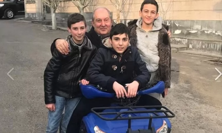 ՀՀ նախագահ Արմեն Սարգսյանը կիրակին անցկացրել է բակի երեխաների հետ
