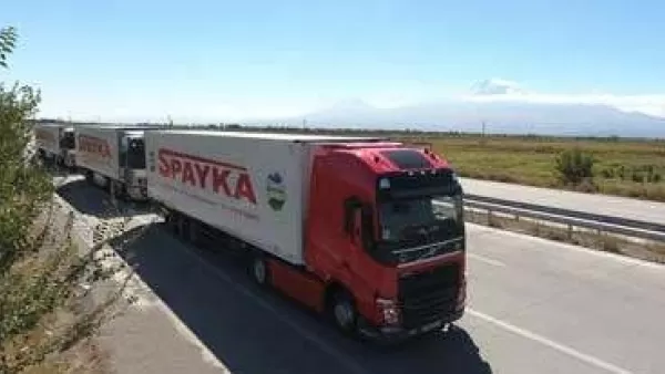 Արդեն 3 օր է՝ ինչ հայկական դեղձով բեռնված «Սպայկա» ընկերության բեռնատարները կանգնած են Վերին Լարսի անցակետում