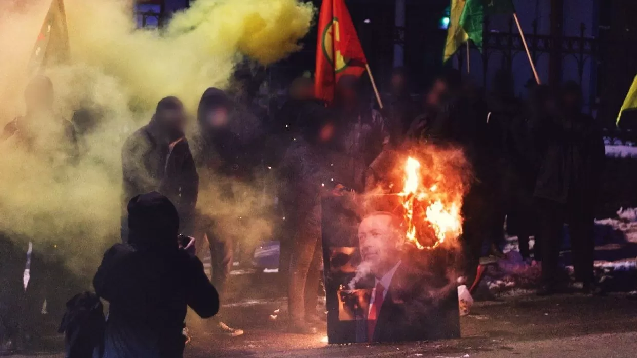 Ֆինլանդիայում հակաթուրքական ցույցի մասնակիցներն այրել են Էրդողանի նկարը