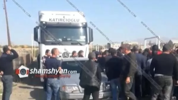 Երևան-Գյումրի ճանապարհին քաղաքացիները արգելել են թուրքական բեռնատարների շարժը