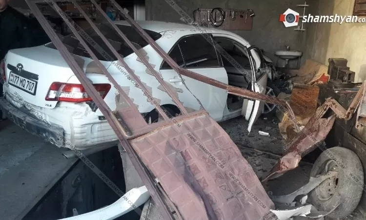 Ավտովթար Արարատի մարզում. վթարված մեքենաներից մեկը մխրճվել է ավտովերանորոգման սրահի մեջ