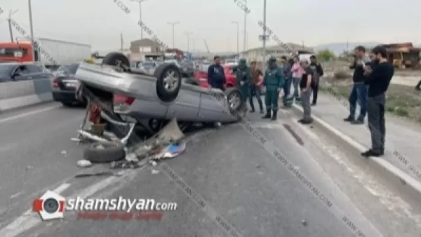 Երևանում Opel-ը բախվել է արգելապատնեշին և գլխիվայր շրջվելով հայտնվել ճանապարհի կենտրոնում