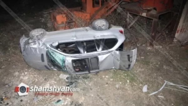 Կասկադյորական վթար Աշտարակի խճուղում. BMW-X5-ը բախվել է երկաթե ցանկապատին, բարձրությունից ընկել ու շրջվել