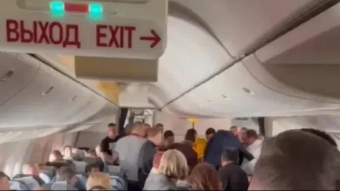 ՏԵՍԱՆՅՈՒԹ. Տղամարդը ինքնաթիռի թռիչքի ժամանակ փորձել է բացել դուռը. ՌԴ