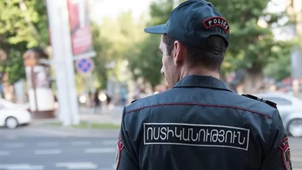 Երևանում քաղաքացուն գետնին տապալած ոստիկանի լիազորությունները դադարեցվել են