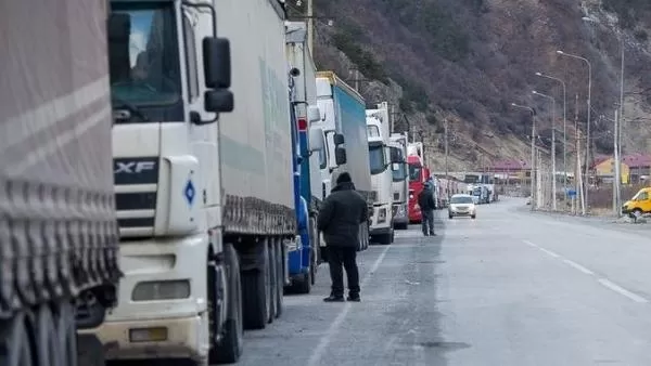 Լարսը բաց է միայն բեռնատարների համար, Վրաստանի սահմանը դեռ փակ է