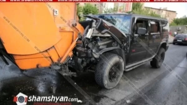 Երևանում Hummer-ը բախվել է աղբատար Volvo-ին․ վիրավոր կա