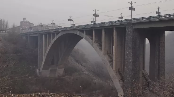 Քաղաքացին ցանկանում է ինքնասպանություն գործել՝ նետվելով Կիևյան կամրջից