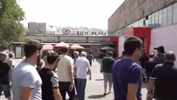 ՏԵՍԱՆՅՈՒԹ․ «Սուրմալուի» ողբերգությունից  օրեր անց բացվեց «Փեթակ» առևտրի կենտրոնը. գնորդներ էլ կան․ Sputnik 