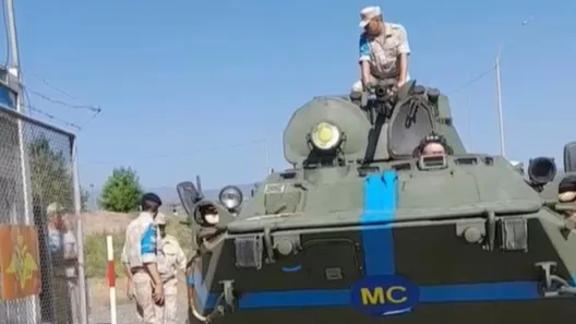 18+ ՏԵՍԱՆՅՈՒԹ․ Ռուս խաղաղապահներն Արցախում զրահափոխադրիչներով փորձում են բացել շտաբի մուտքը