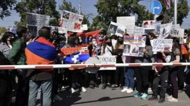 Բողոքի ակցիա՝ ԱՄՆ դեսպանատան մոտ․ արցախցիները հանդիպում են պահանջում 