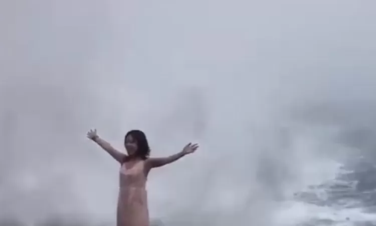 ՏԵՍԱՆՅՈՒԹ. Բալիում հսկայական ալիքը մի կողմ է շպրտում նկարվել ցանկացող աղջկան