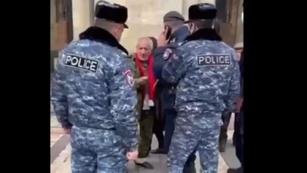 ՏԵՍԱՆՅՈՒԹ.  Նիկոլ Փաշինյանին աջակցող ագրեսիվ խումբը հարձակվել է նրա հրաժարականը պահանջող ծերունու վրա